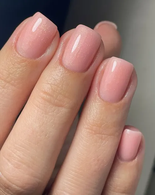 Нежно-розовый маникюр с мелким глиттером