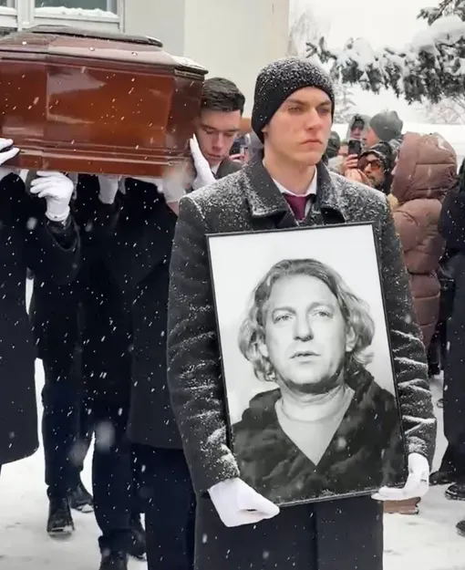 Гроб с телом Александра Олейникова