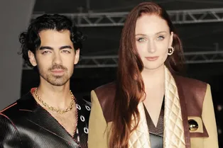 «Дочери будут жить в США и в Британии»: Софи Тернер и Джо Джонас достигли взаимопонимания в вопросе опеки над детьми «Дочери будут жить в США и в Британии»: Софи Тернер и Джо Джонас достигли взаимопонимания в вопросе опеки над детьми