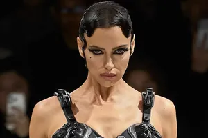 Ирина Шейк в корсетном платье из перчаток вышла на подиум в Париже