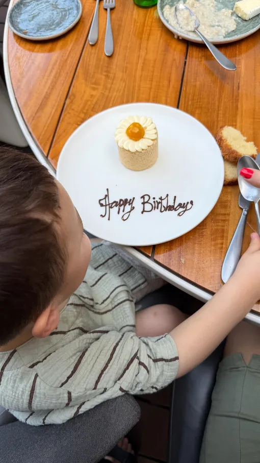 Лука получил праздничное пирожное в честь дня своего рождения