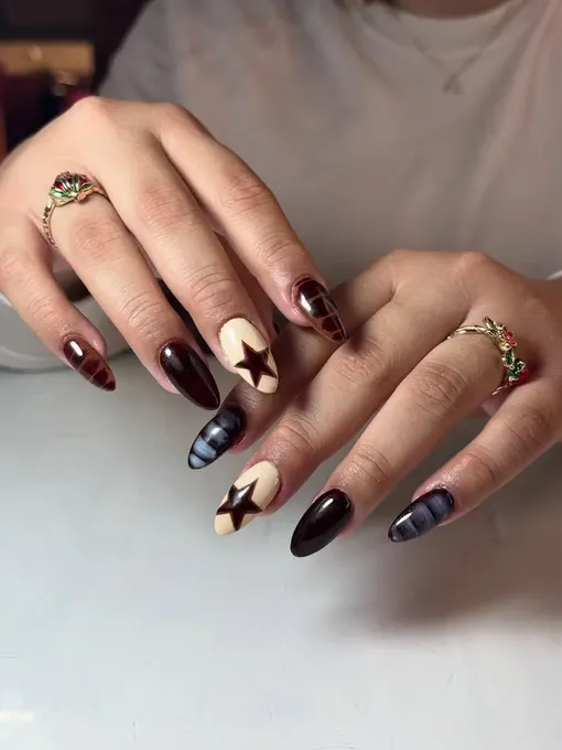 Даже парочка звезд может сделать твой маникюр еще более стильным!