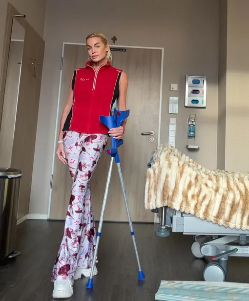 Анастасия Волочкова перенесла операцию на ноге