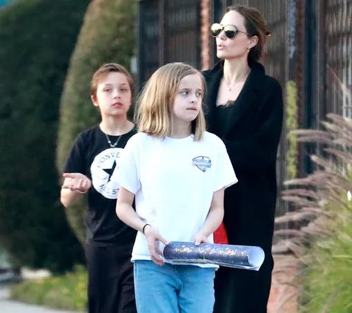Андделина Джоли с сыном и дочерью от Брэда Питта