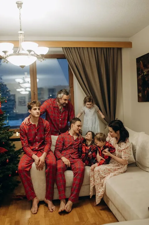 Филипп Васильев с женой и детьми у себя дома