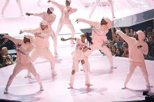 Выступление Рианны на MTV Video Music Awards 2016