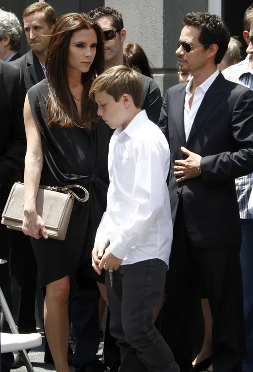 Виктория Бекхэм с сыном Бруклином и Марком Энтони на фото в 2011 году