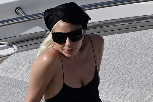 Похудела после помолвки: Леди Гагу в купальнике на яхте с женихом сняли папарацци