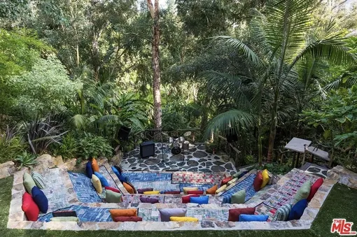 Открытый амфитеатр может вместить до 100 человек