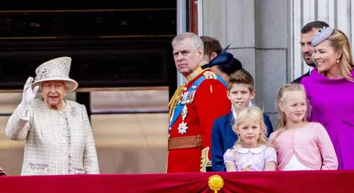 Питер и Отэм с дочерьми (крайние справа) на официальном мероприятии с королевой Питер и Отэм с дочерьми (крайние справа) на официальном мероприятии с королевой