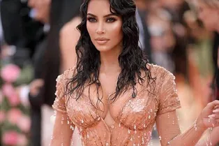 Ким Кардашьян показала, как втискивалась в корсет ради «мокрого» платья Ким Кардашьян показала, как втискивалась в корсет ради «мокрого» платья
