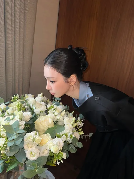 У Карины особый талант — ловить ногами вещи