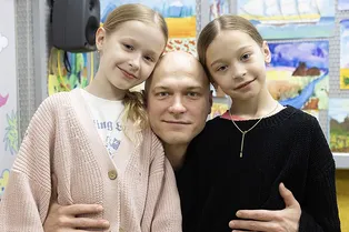 «Волшебный момент»: Юра Борисов вместе с дочерьми Акулиной и Марфой появился на радио «Волшебный момент»: Юра Борисов вместе с дочерьми Акулиной и Марфой появился на радио