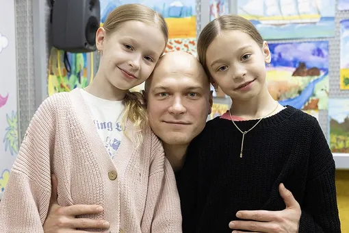 «Волшебный момент»: Юра Борисов вместе с дочерьми Акулиной и Марфой появился на радио «Волшебный момент»: Юра Борисов вместе с дочерьми Акулиной и Марфой появился на радио