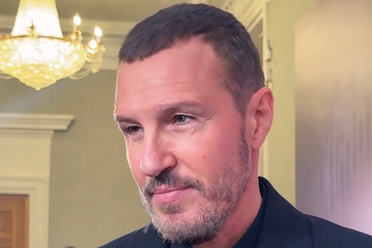 «Я первый раз отрастил бороду. Жена довольна»: Игорь Верник появился на премьере в новом имидже