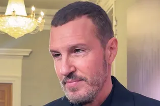 «Я первый раз отрастил бороду. Жена довольна»: Игорь Верник появился на премьере в новом имидже