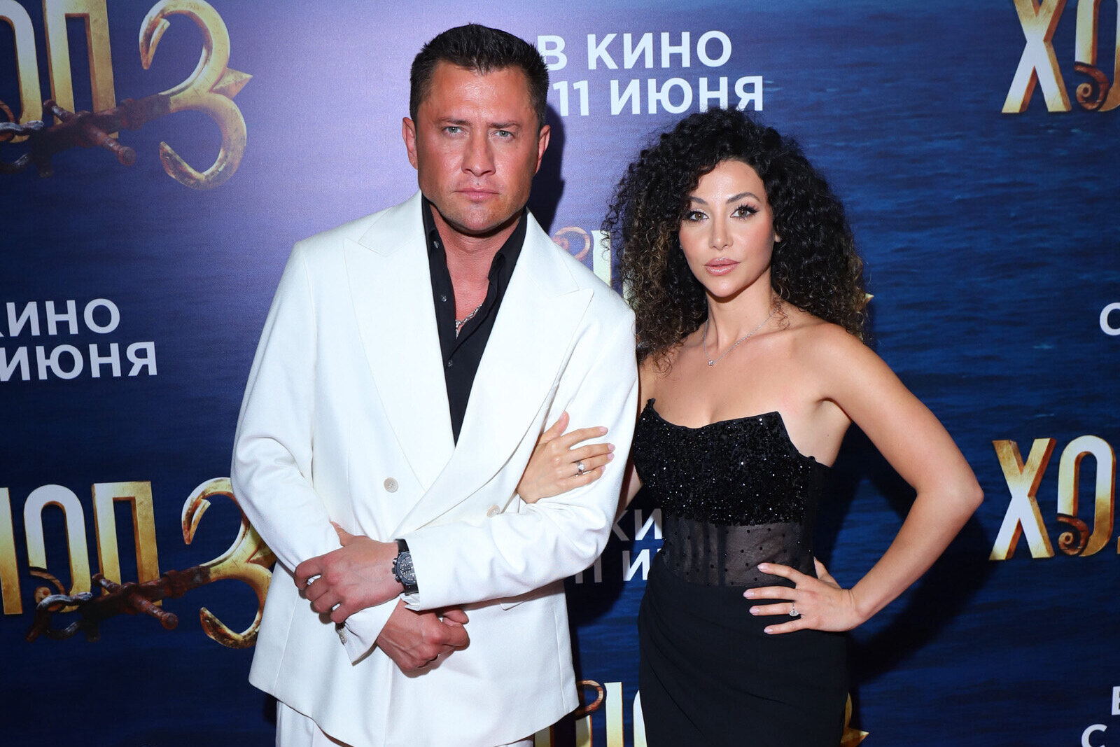 Павел Прилучный в белом костюме и Зепюр Брутян в платье с откровенным декольте появились на премьере фильма «Холоп-3»