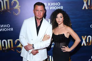 Павел Прилучный в белом костюме и Зепюр Брутян в платье с откровенным декольте появились на премьере фильма «Холоп-3» Павел Прилучный в белом костюме и Зепюр Брутян в платье с откровенным декольте появились на премьере фильма «Холоп-3»