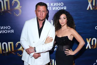 Павел Прилучный в белом костюме и Зепюр Брутян в платье с откровенным декольте появились на премьере фильма «Холоп-3» Павел Прилучный в белом костюме и Зепюр Брутян в платье с откровенным декольте появились на премьере фильма «Холоп-3»