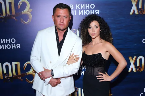 Павел Прилучный в белом костюме и Зепюр Брутян в платье с откровенным декольте появились на премьере фильма «Холоп-3» Павел Прилучный в белом костюме и Зепюр Брутян в платье с откровенным декольте появились на премьере фильма «Холоп-3»