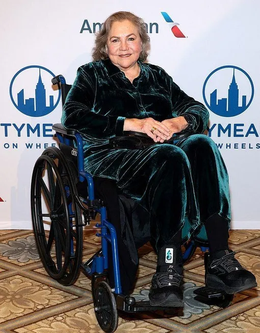 Кэтлин Тернер в инвалидном кресле