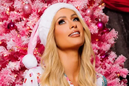 Обнаженная Пэрис Хилтон снялась у праздничной ёлки, прикрывшись атласным алым бантом