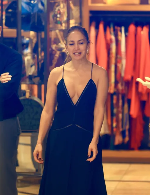 Дженнифер Лопес обнажила зону декольте Дженнифер Лопес обнажила зону декольте