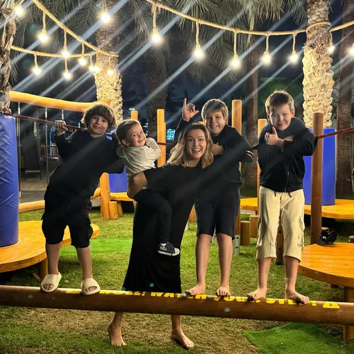 Мария Кожевникова с детьми в Дубае