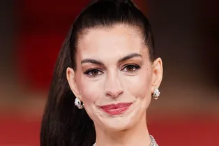 Энн Хэтэуэй в платье с открытыми плечами появилась на премьере фильма «Дьявол носит Prada-2» в Лондоне