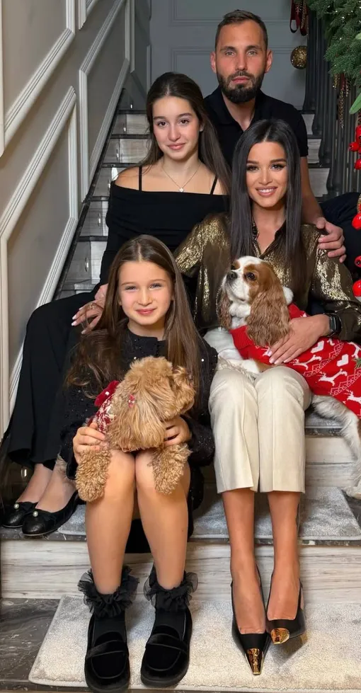 Ксения Бородина с мужем и дочерьми