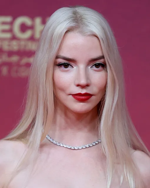 Почти белый блонд Ани выглядит как бьюти-манифест Почти белый блонд Ани выглядит как бьюти-манифест