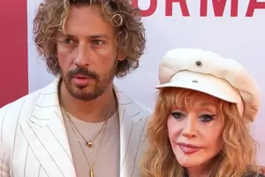 «Посылает сигналы зазнобе»: Максима Галкина на пляже уличили в измене Алле Пугачевой — видео «Посылает сигналы зазнобе»: Максима Галкина на пляже уличили в измене Алле Пугачевой — видео
