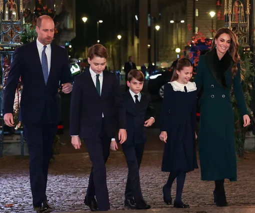 Принц Уильям и Кейт Миддлтон с детьми на службе Принц Уильям и Кейт Миддлтон с детьми на службе