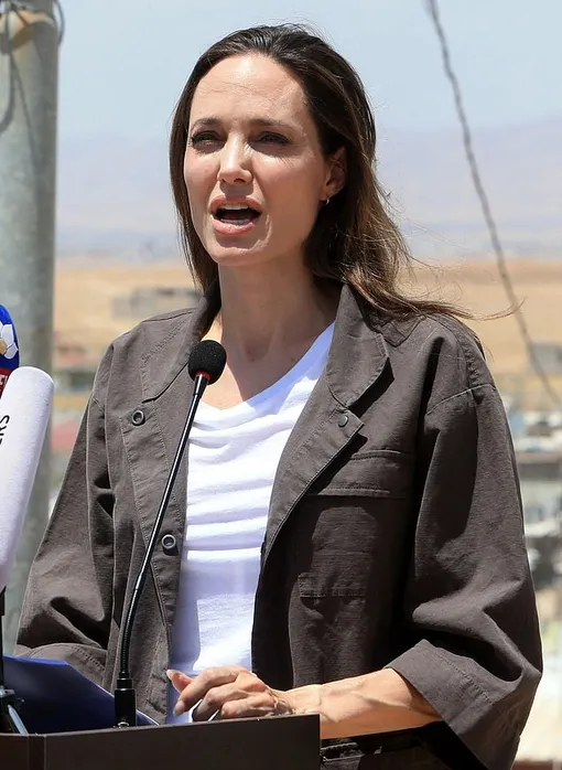 Анджелина Джоли в лагере беженцев. 2018 г.