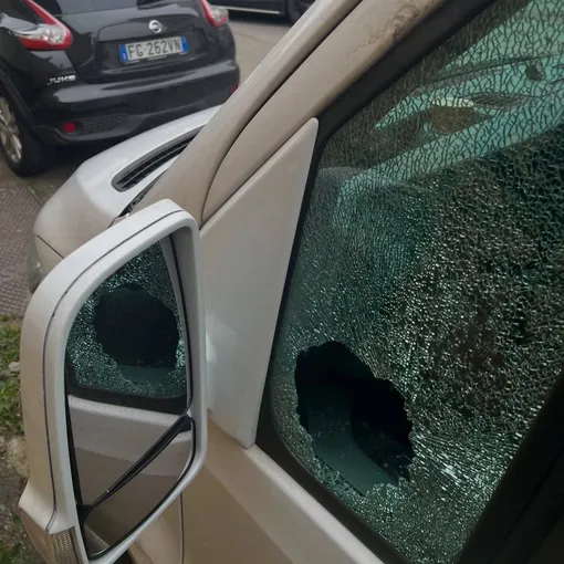 Ирина Билык показала изуродованную машину Ирина Билык показала изуродованную машину