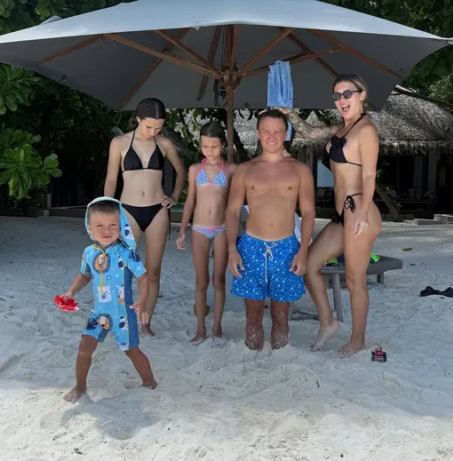 Илья Соболев с женой Натальей и детьми на Мальдивах