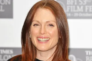 Редкий выход: Джулианна Мур появилась на публике с мужем и сыном