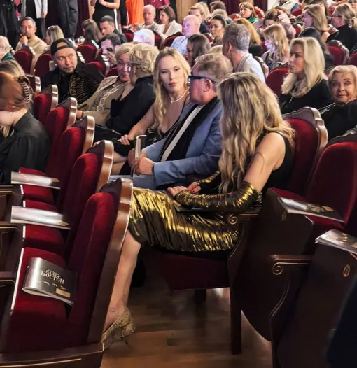 Дибров с Катей и Волгой Король сели во втором ряду Дибров с Катей и Волгой Король сели во втором ряду