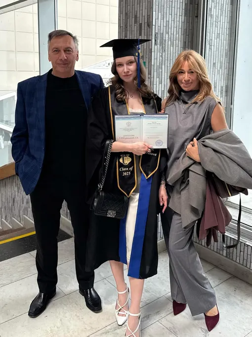 Александр Иратов и Алена Апина на выпуске дочери из университета Александр Иратов и Алена Апина на выпуске дочери из университета