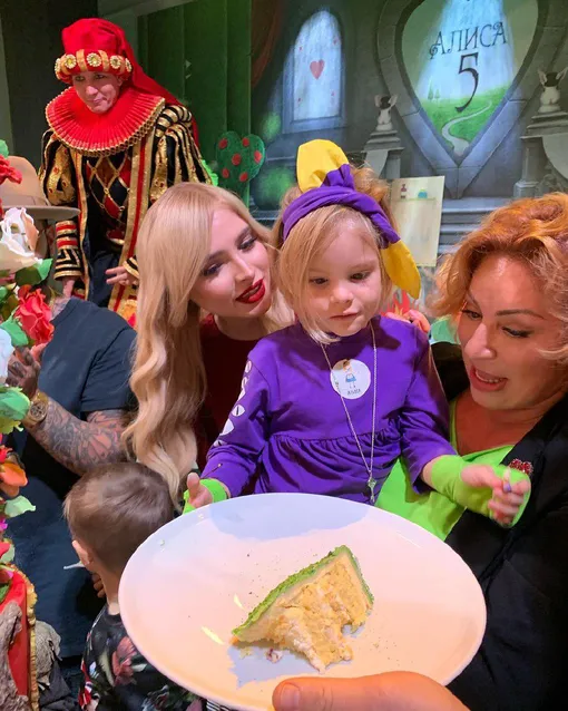 Алена Шишкова, Алиса и Симона Юнусова на дне рождения девочки Алена Шишкова, Алиса и Симона Юнусова на дне рождения девочки