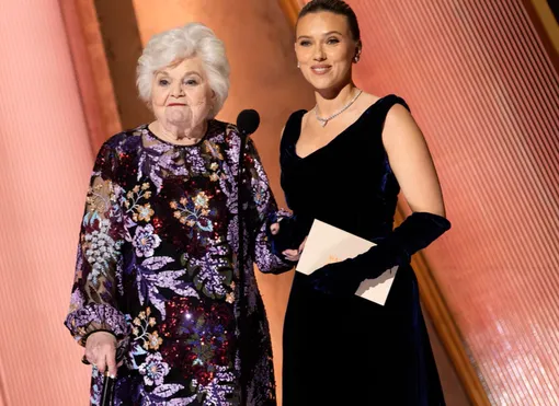 Несмотря на претензии к премии «Оскар», Скарлетт Йоханссон вышла на сцену в 2025 году вместе с актрисой Джун Сквибб