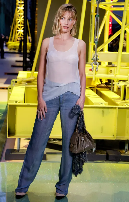 Марго Робби на показе Chanel