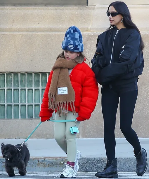 Ирина Шейк с дочерью и собакой в Нью-Йорке Ирина Шейк с дочерью и собакой в Нью-Йорке