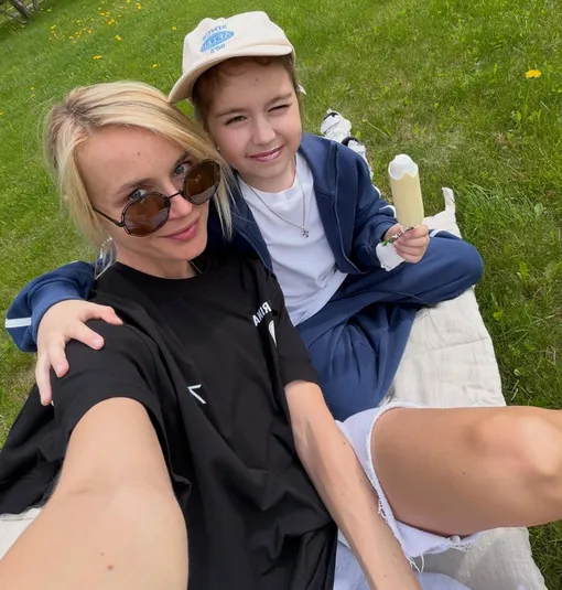Полина Гагарина с дочерью Полина Гагарина с дочерью