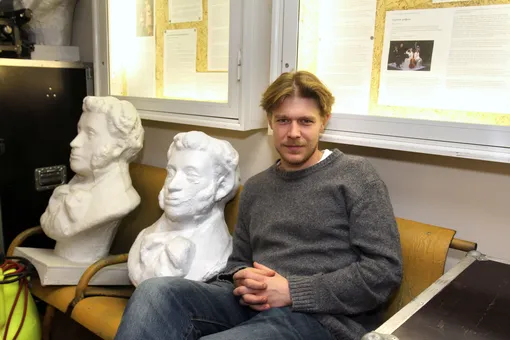 Никита Ефремов служит в театре «Современник», который когда-то основал его дед Никита Ефремов