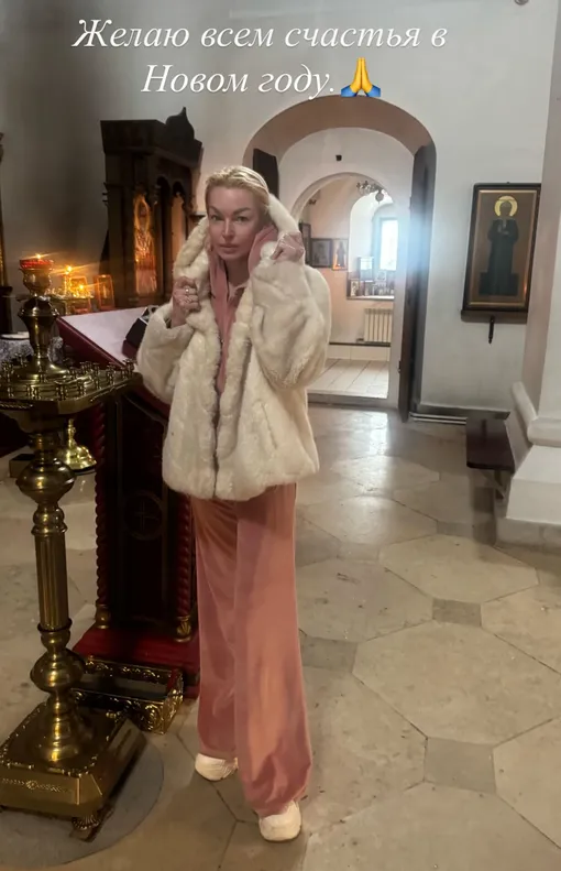 Анастасия Волочкова в церкви Анастасия Волочкова в церкви