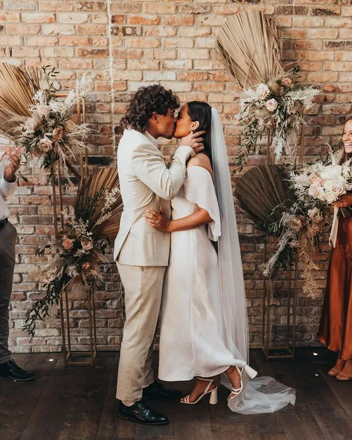 Рэйчел Коннели купила свадебное платье за три доллара