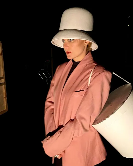 Кинозвезда предстла в стильном винтажном наряде