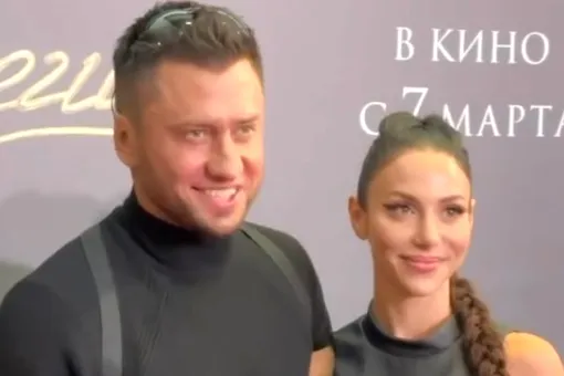 Зепюр Брутян в образе героини Анджелины Джоли обняла Павла Прилучного на красной дорожке фильма «Онегин» Зепюр Брутян в образе героини Анджелины Джоли обняла Павла Прилучного на красной дорожке фильма «Онегин»