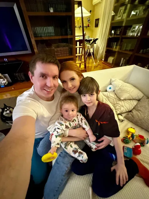 Дмитрий Спиридонов и Лена Катина с детьми